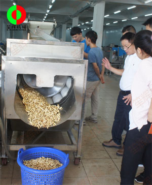 客戶到公司現(xiàn)場(chǎng)考察,并測(cè)試果蔬清洗機(jī)對(duì)花生的清洗效果！