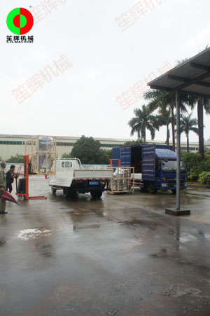 土豆削皮機(jī)等一批蔬果食品加工處理機(jī)械裝車出貨！