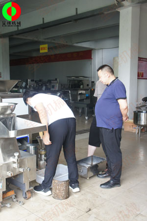 廣西客戶親臨我司考察并測試磨骨機(jī)等一批水產(chǎn)肉類加工機(jī)械！