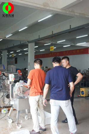 瓜果三維切丁機(jī)測試效果滿意，客戶付款購買隨車運(yùn)走！