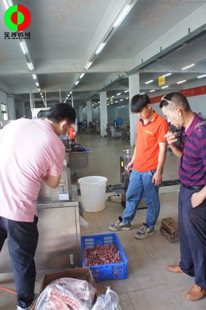 佛山某肉食品加工配送中心客戶一行人親臨我司測試訂購洗排骨機(jī)等設(shè)備！